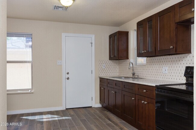 Foto del edificio - 1646 E Indianola Ave