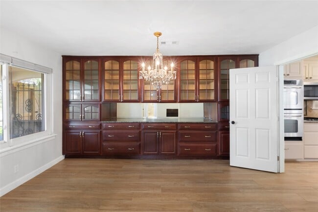 Building Photo - 2824 Palm Cir E