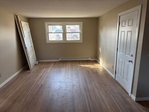 Building Photo - 208 Park St N