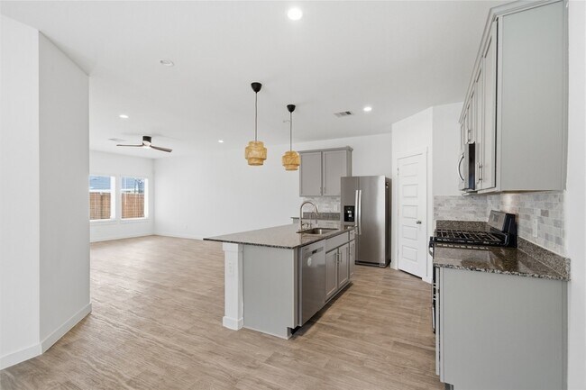 Building Photo - 31638 Featherstone Trl