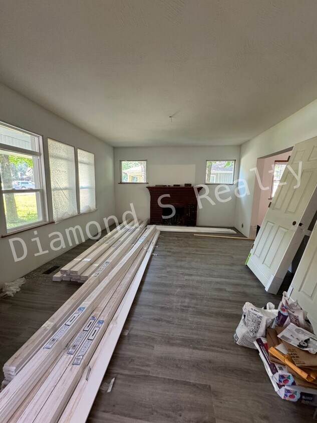 Building Photo - Charming 5 Bedroom off of South National Ave