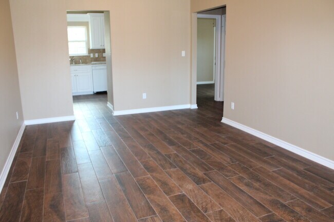 Foto del edificio - 1630 Samples Rd