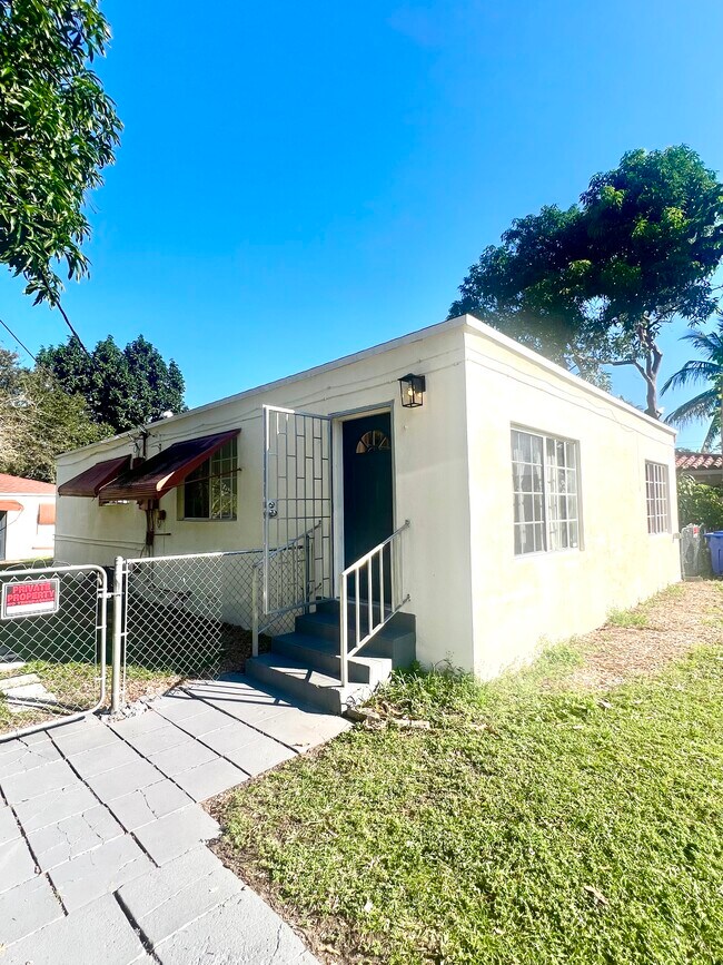 Foto del edificio - 321 NE 169th St
