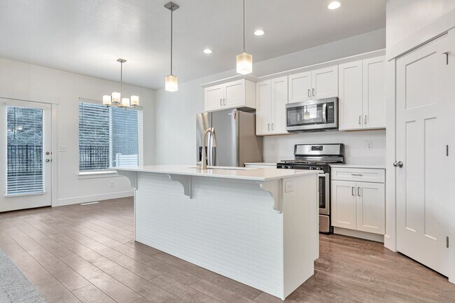 Foto del edificio - ROW END TOWNHOUSE W 2 CAR GARAGE + AMENITIES