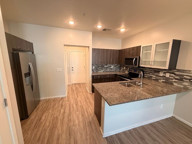 Building Photo - Spacious 3 Bedroom, 2.5 Bath Phoenix Townhome with *New Floors* + *NEW* Paint!