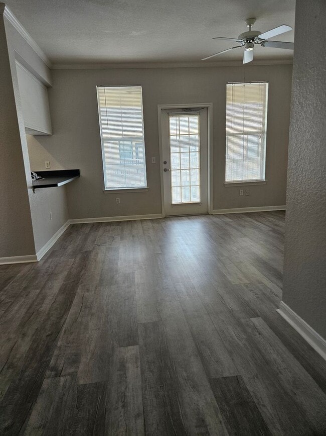 Beautiful large studio unit with a pool view! - Beautiful large studio unit with a pool view! Apartment