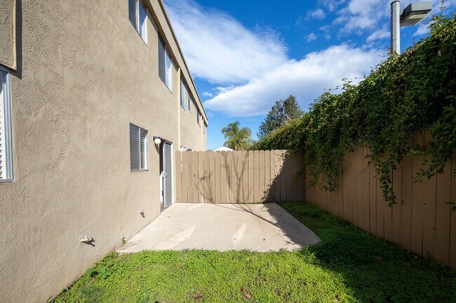 Foto del edificio - Dominguez Way Apartments