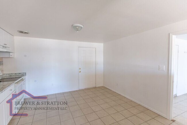 Building Photo - Move In Ready 3 Bed off of 75th. Ave. & Th...