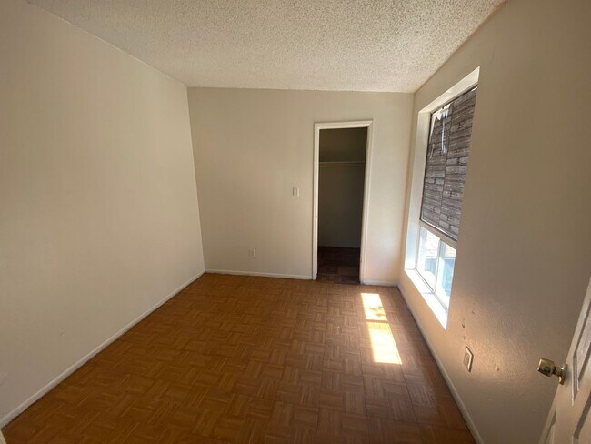 Building Photo - Mesa Centrally located