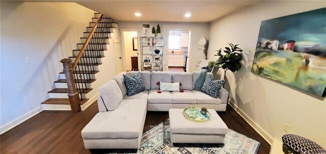 Building Photo - 402 Fairway Cir