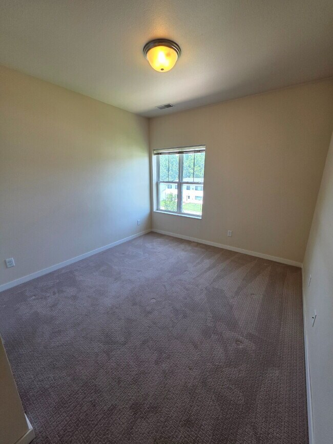 Foto del edificio - 2 Bedroom | 1 Bathroom 3rd Floor Apartment...