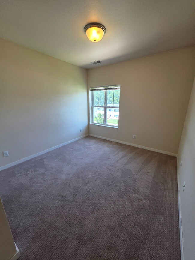 Building Photo - 2 Bedroom | 1 Bathroom 3rd Floor Apartment...