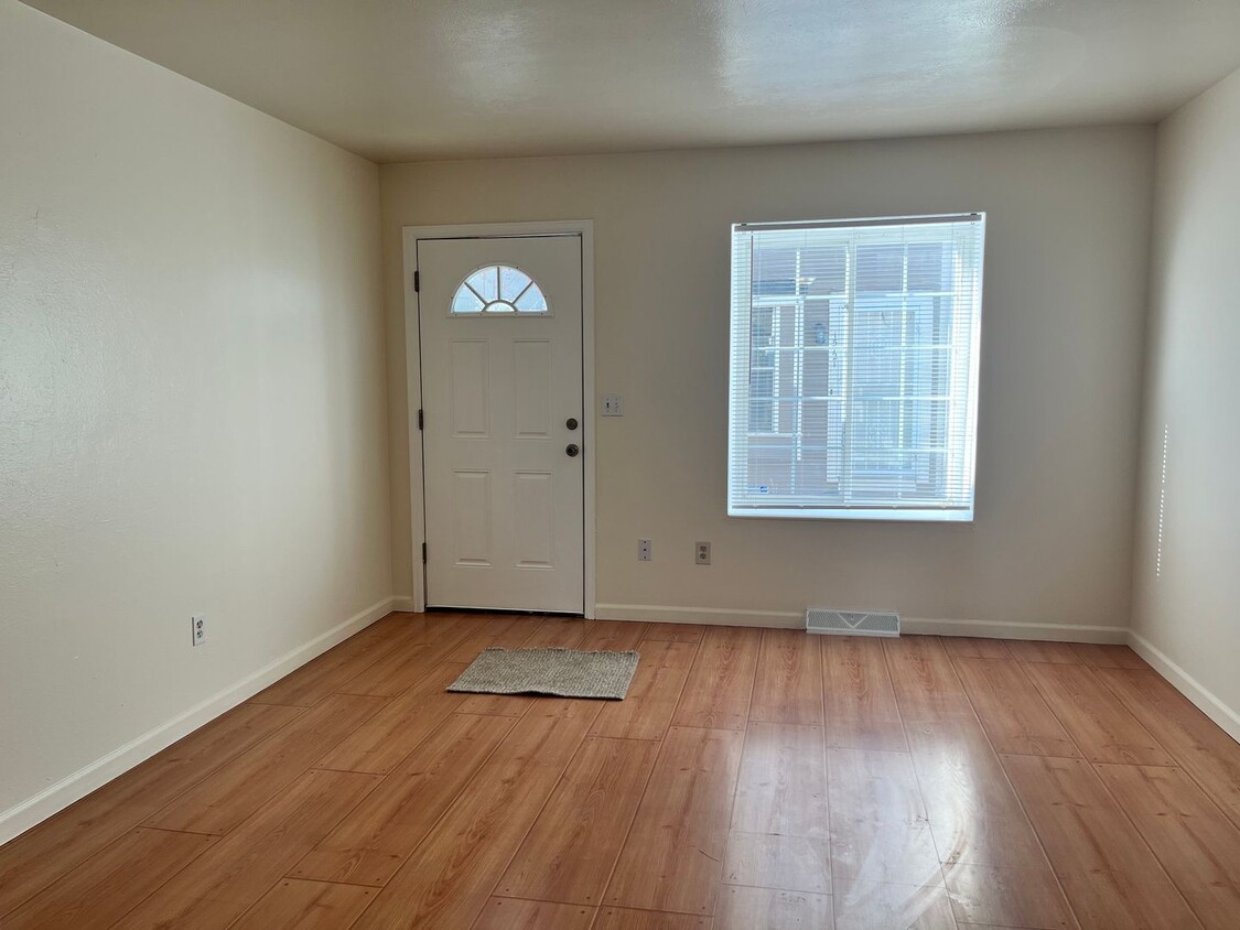 Foto principal - Remodeled 2 Bed/2 Bath Townhome Near 6th &...