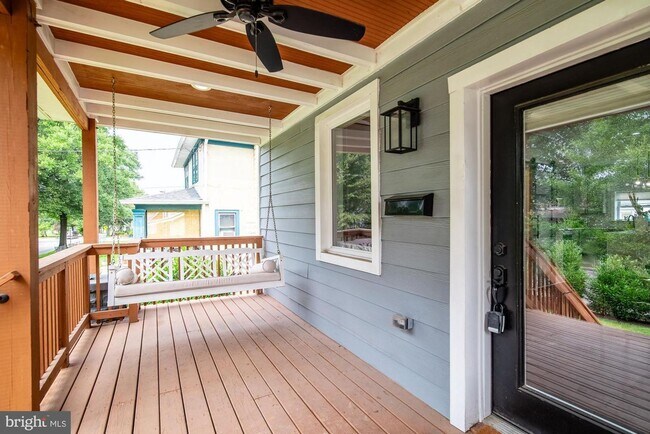 Building Photo - 5 Bed/3.5 Bath Remodeled Craftsman
