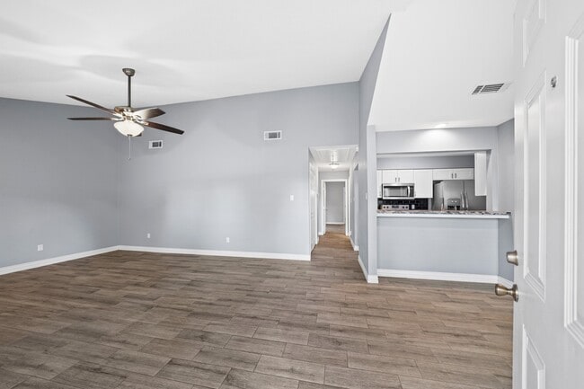 Building Photo - 8 Hideaway Dr