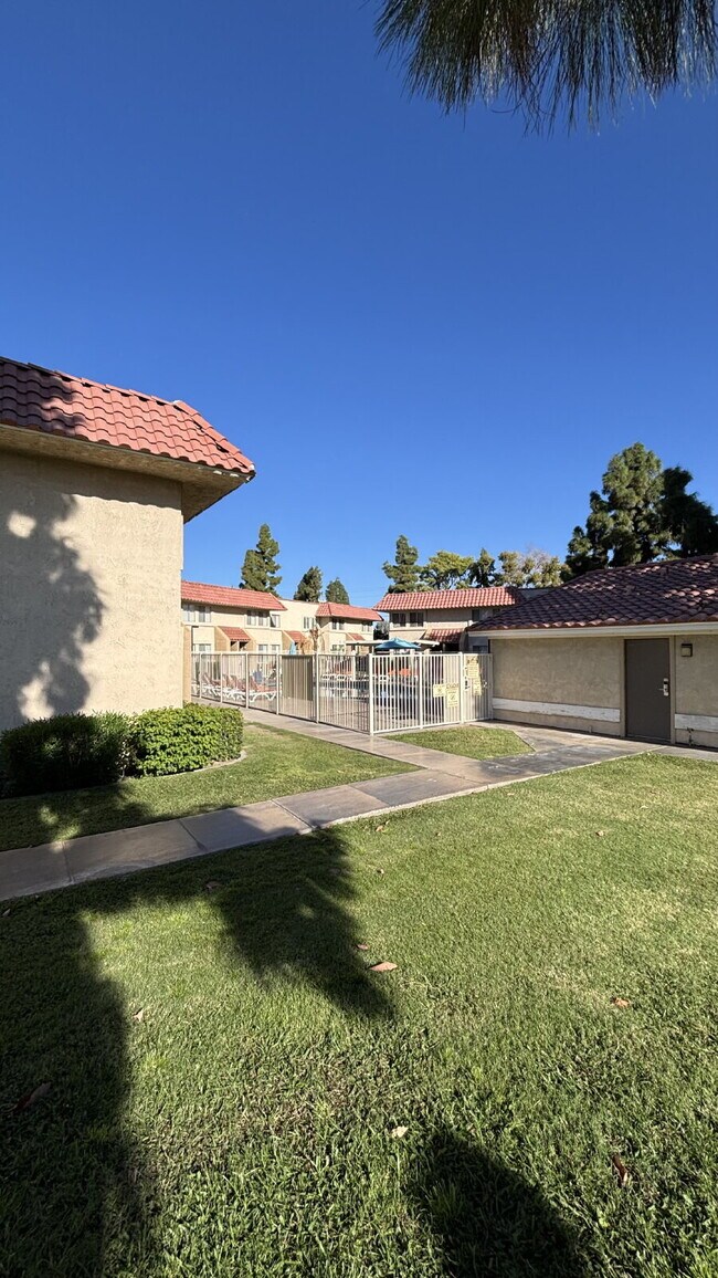 Foto del edificio - 2 Bedrooms Townhome Availble For Rent in Indio