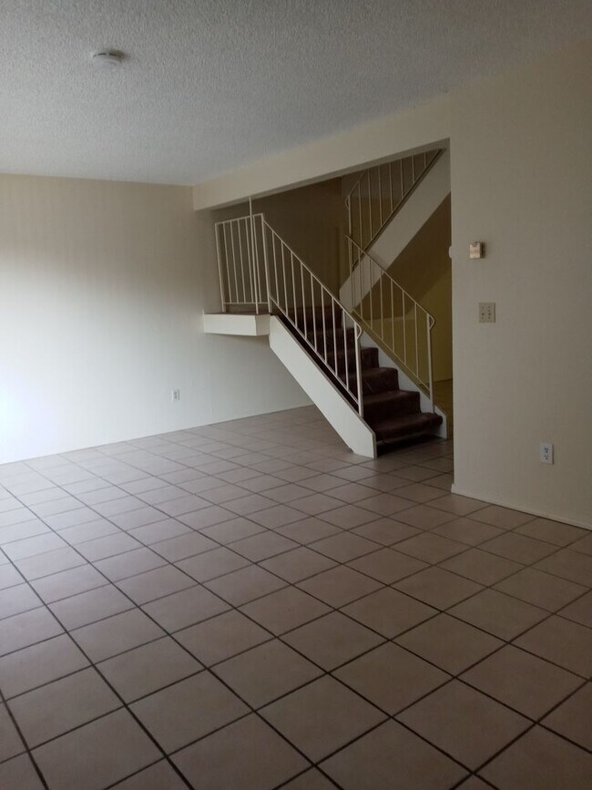 Foto del edificio - Available Now!!!