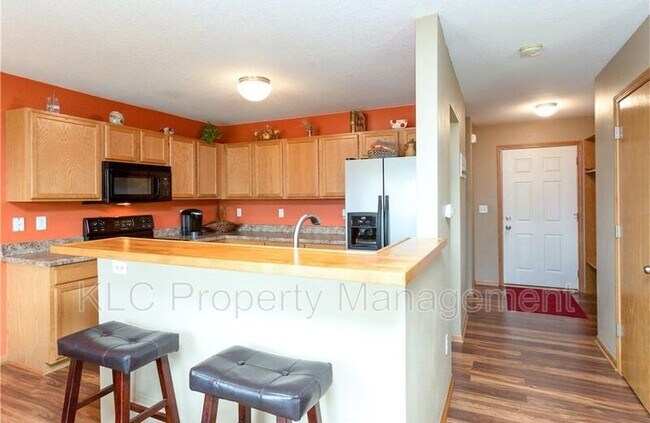 Building Photo - 625 SE Olson Dr