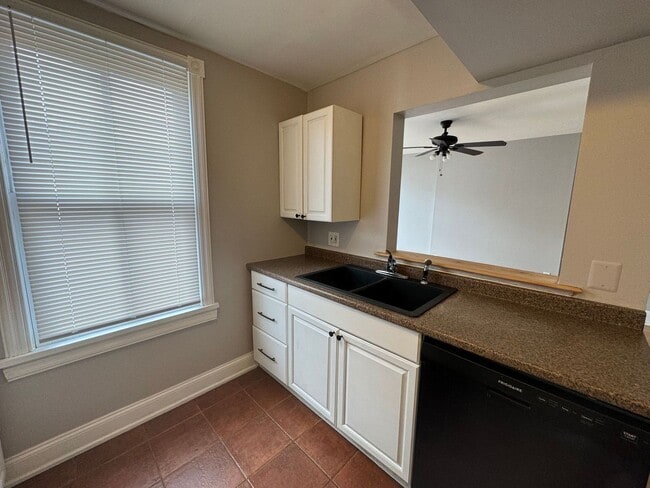 Building Photo - 112 Linden St