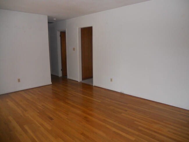 Building Photo - 868 Moyer Rd