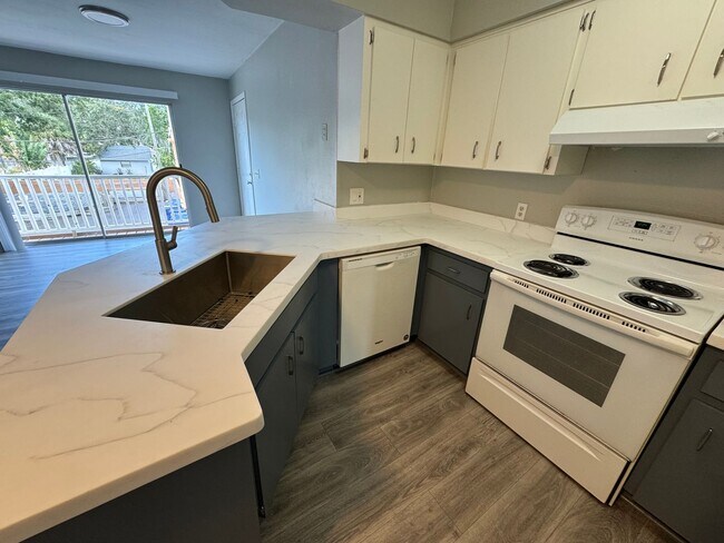 Building Photo - Great Location -  2/2 Second Floor condo i...