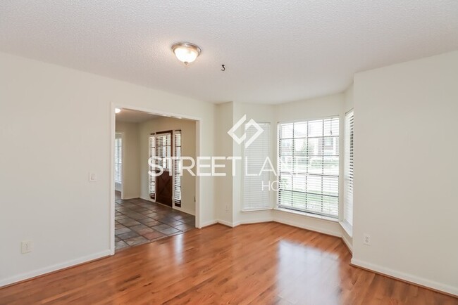 Building Photo - 4 Bedroom 2.5 Bath Home For rent