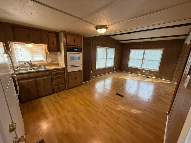 Foto del edificio - 2 Bedroom 1.5 Semi-Rural Mobile Home with Workshop on Large Lot