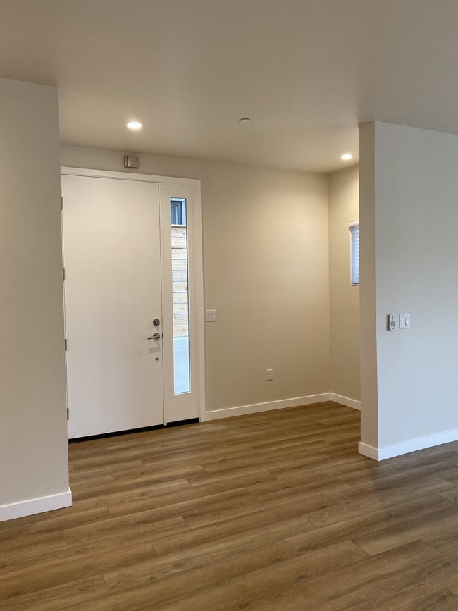 Building Photo - 689 Stoneridge Drive, Unit ADU