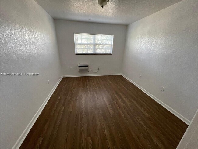 Building Photo - 1471 NE 170th St