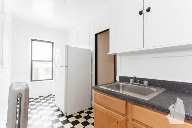 Foto del edificio - 0 bedroom in Chicago IL 60647