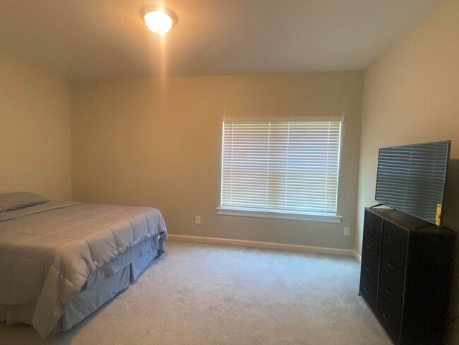 Building Photo - Fantastic Commerce home, lease furnished o...