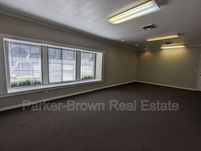 Building Photo - 1190n Spring Creek Pl