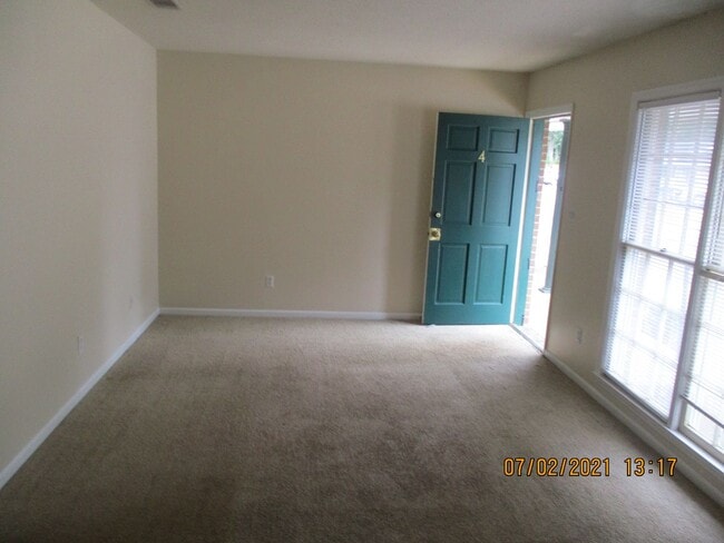 Building Photo - 2024 Oglethorpe Ave