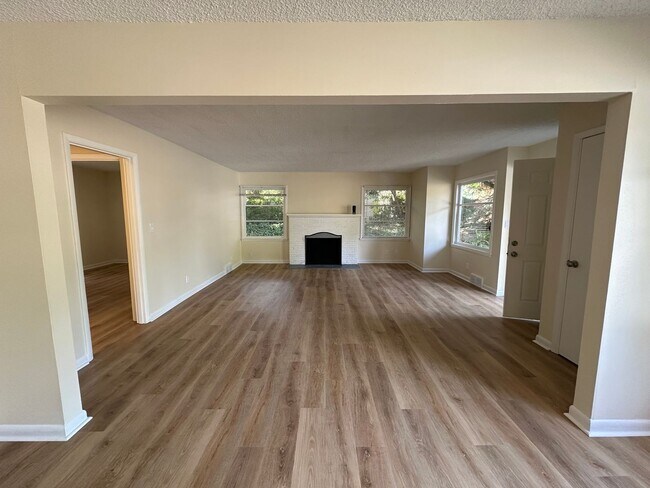 Foto del edificio - Burien - Recently Renovated 2 Bedroom / 1.5 Bath with Normandy Park Beach Rights