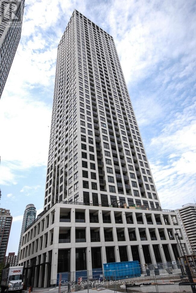Building Photo - 30-730 Elm Dr W