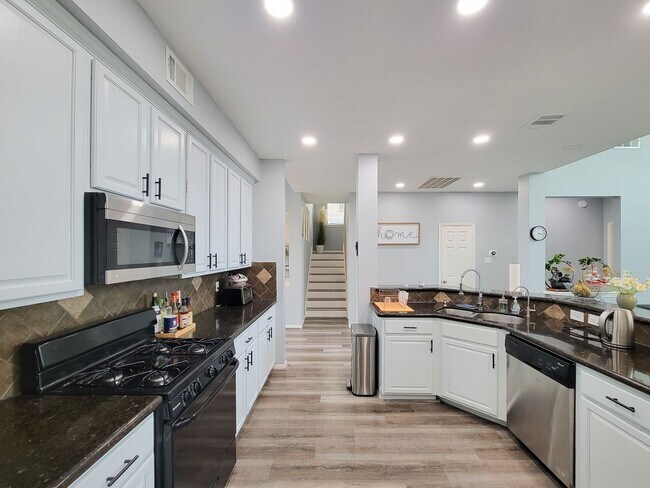 Foto del edificio - The perfect place to come home to! This be...