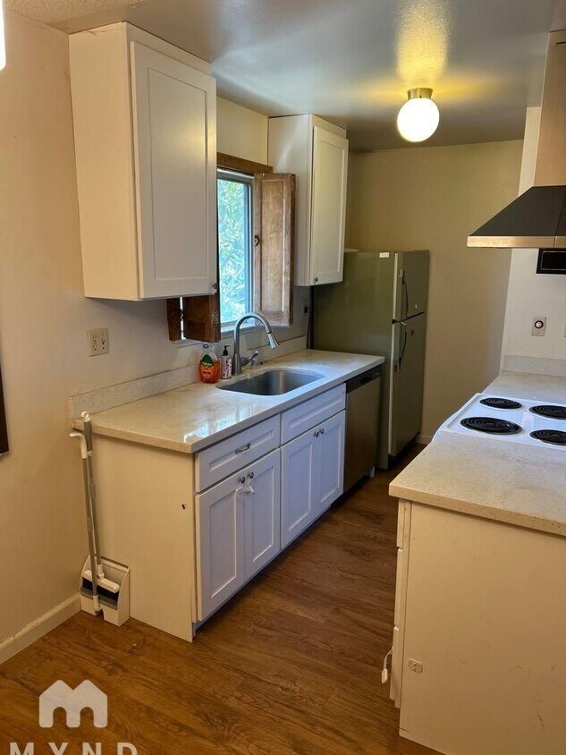Building Photo - 5515 Spinnaker Dr