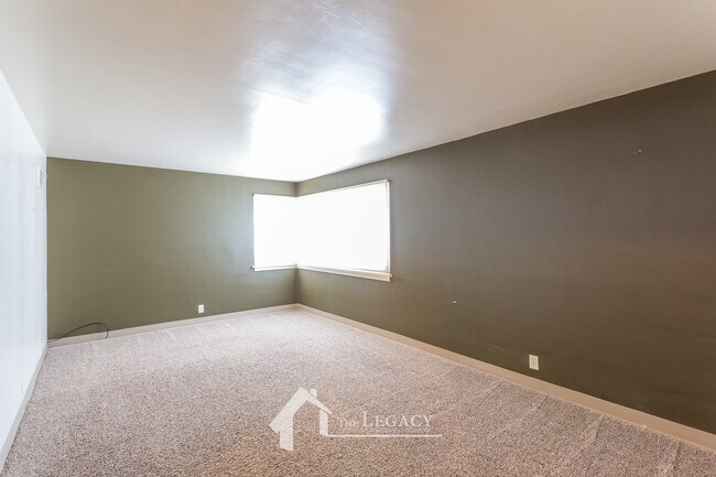 Building Photo - 325 S Kimball St