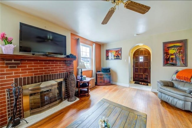 Photo - 10 Penn Dr House