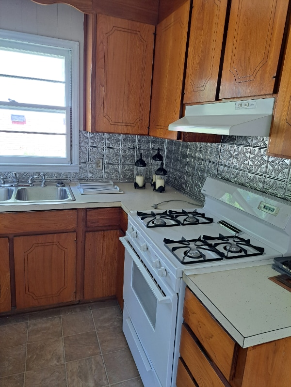 Building Photo - 323 Oakwood Cir