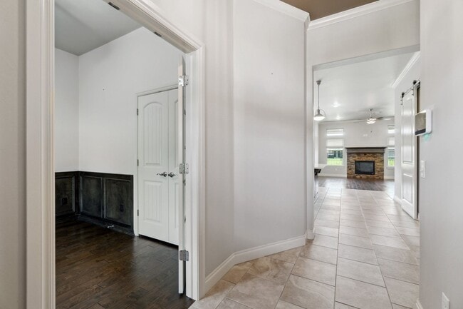 Foto del edificio - Upscale Comfort Meets Everyday Functionality in This Stunning 3-Car Garage Home!