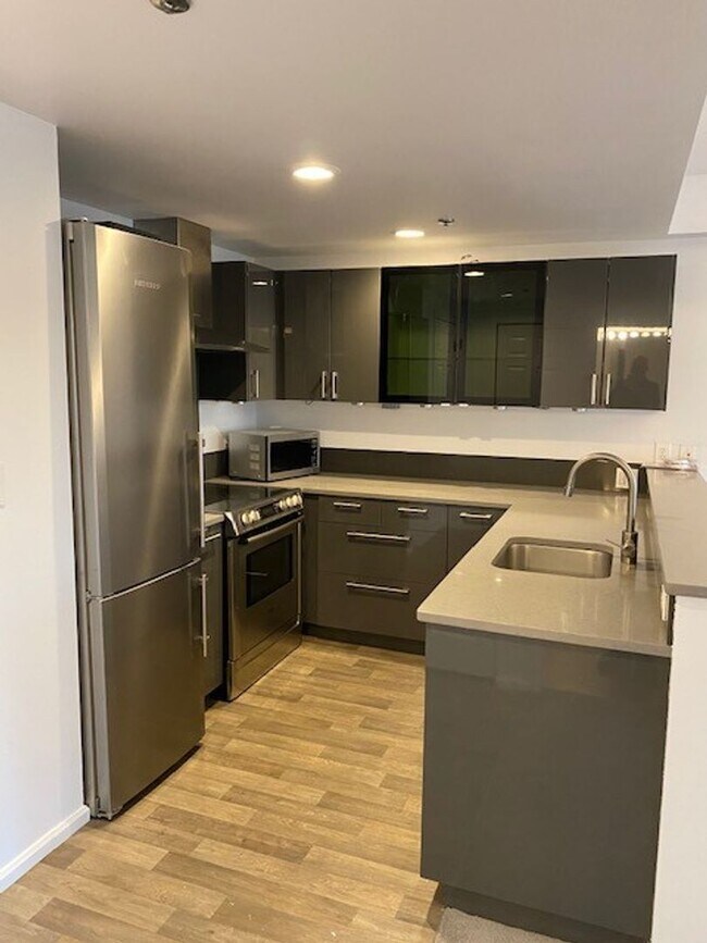 Building Photo - 1 Bedroom Condo with  24 Hour Concierge in...