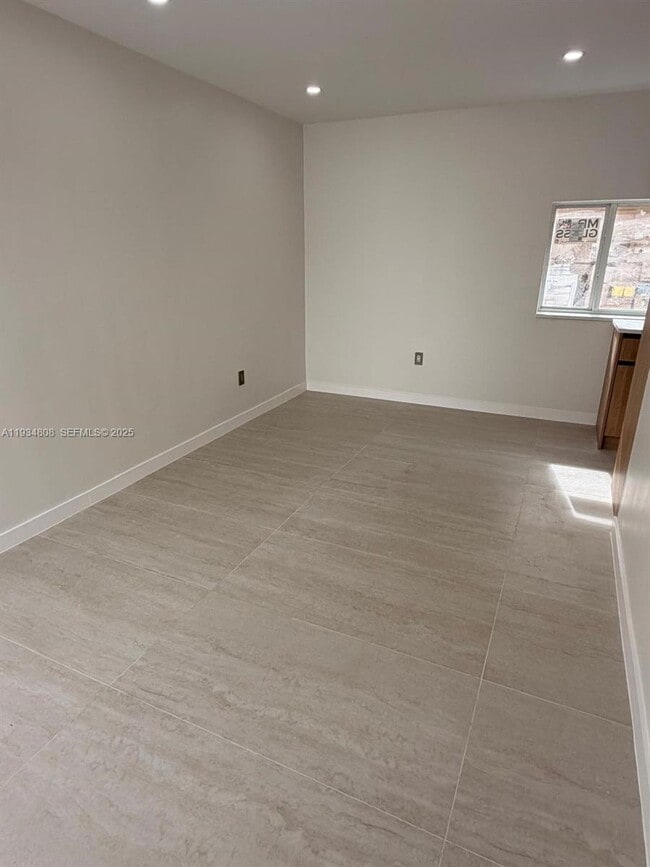 Foto del edificio - 2436 SW 7th St