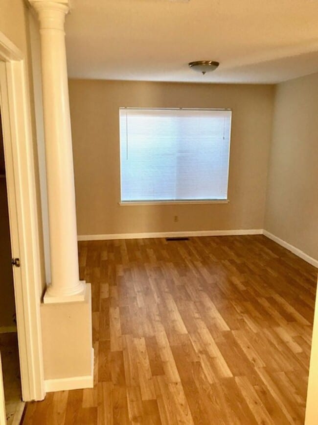 Building Photo - Great 3 bed 2.5 Bath House in Pittsburg w/...