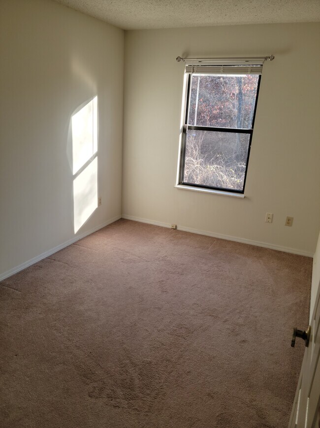2nd bedroom - 632 Westwood Dr S