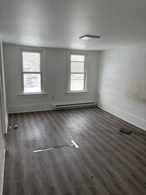 Dormitorio delantero con baño - 105 W Ridge St