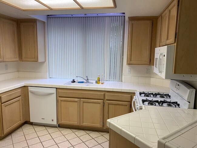 Foto del edificio - Camarillo Springs Rental now Available