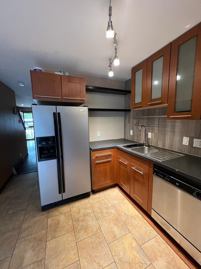 Building Photo - 1104 W 87th St