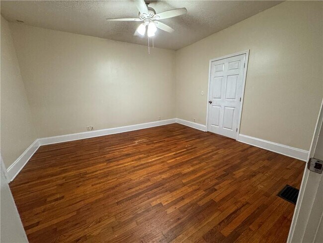 Foto del edificio - 1637 Columbia Dr