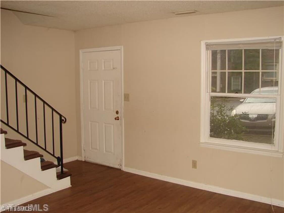 Building Photo - Move-In Ready 2BR/1.5BA End-Unit Townhouse...